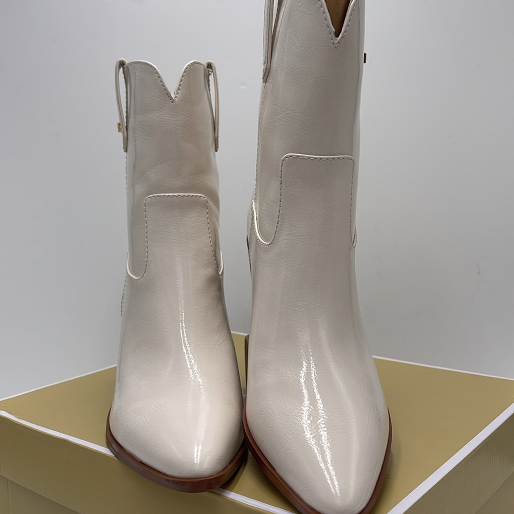 Michael Kors WAVERLY HEELED BOOTIE FAUX LEATHER
49F4WVME6L
LT CREAM - Picture 7 of 16